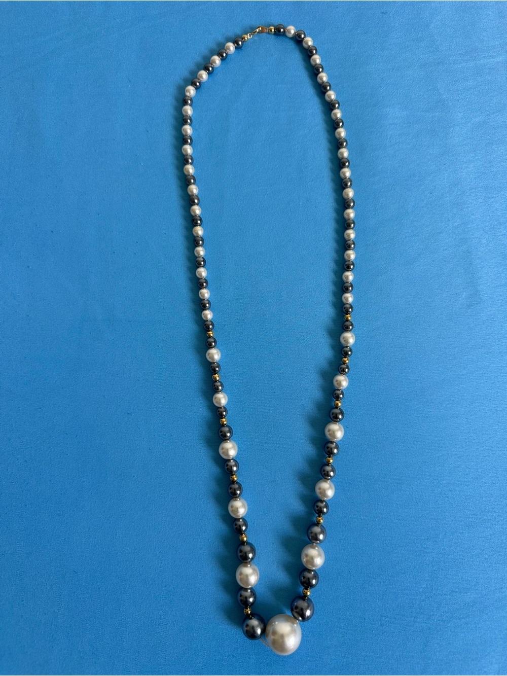 Vintage Two-Tone Grey and White Graduated Pearl Necklace with Gold Beads
